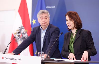 Am 31. Jänner 2024 nahmen Bundesministerin Karoline Edtstadler (r.) und Vizekanzler Werner Kogler (l.) am Pressefoyer nach dem Ministerrat teil.