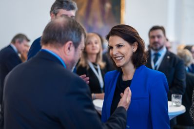 Am 9. Februar 2024 nahm Bundesministerin Karoline Edtstadler (r.) am ÖRAK Empfang teil.