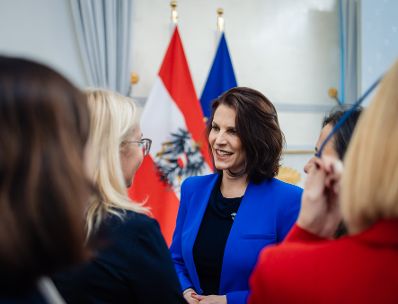 Am 9. Februar 2024 nahm Bundesministerin Karoline Edtstadler (m.) am ÖRAK Empfang teil.