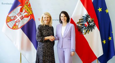 Am 14. Februar 2024 empfing Bundesministerin Karoline Edtstadler (r.) die Ministerin für EU und Integration der Republik Serbien Tanja Miščević (l.) zu einem Arbeitsgespräch im Bundeskanzleramt.