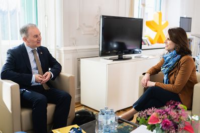Am 4. März 2024 empfing Bundesministerin Karoline Edtstadler (r.) den deutschen Botschafter Vito Cecere (l.) zu einem Arbeitsgespräch.