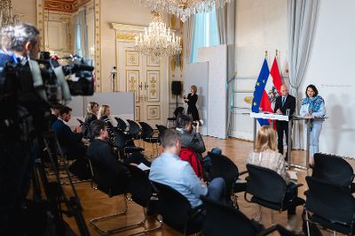 Am 5. März 2024 nahm Bundesministerin Karoline Edtstadler (r.) an einer Pressekonferenz zum EU Binnenmarkt teil. Im Bild mit Bundesminister Martin Kocher (l.).