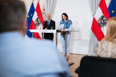 Am 5. März 2024 nahm Bundesministerin Karoline Edtstadler (r.) an einer Pressekonferenz zum EU Binnenmarkt teil. Im Bild mit Bundesminister Martin Kocher (l.).