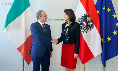 Am 18. März 2024 empfing Bundesministerin Karoline Edtstadler (r.) den italienischen Botschafter Giovanni Pugliese (l.) zu einem Arbeitsgespräch.