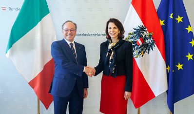 Am 18. März 2024 empfing Bundesministerin Karoline Edtstadler (r.) den italienischen Botschafter Giovanni Pugliese (l.) zu einem Arbeitsgespräch.