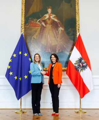 Am 20. März 2024 empfing Bundesministerin Karoline Edtstadler (r.) die Präsidentin des Europäischen Parlaments Roberta Metsola (l.).