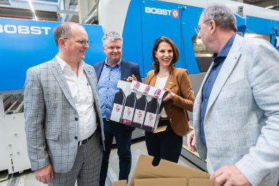 Am 12. April 2024 besuchte Bundesministerin Karoline Edtstadler (m.r.) im Rahmen ihres Bundesländertages die Firma „packit!“ Verpackungen GmbH in Waldneukirchen.