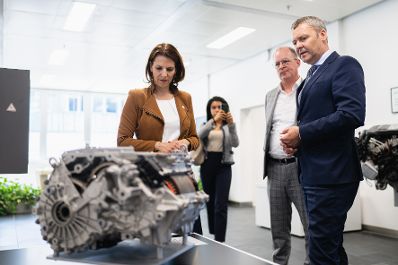 Am 12. April 2024 unternahm Bundesministerin Karoline Edtstadler (l.) im Rahmen ihres Bundesländertages einen Betriebsbesuch bei der „BMW Group Werk Steyr“.