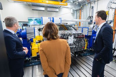 Am 12. April 2024 unternahm Bundesministerin Karoline Edtstadler (m.) im Rahmen ihres Bundesländertages einen Betriebsbesuch bei der „BMW Group Werk Steyr“.