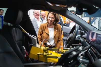 Am 12. April 2024 unternahm Bundesministerin Karoline Edtstadler (m.) im Rahmen ihres Bundesländertages einen Betriebsbesuch bei der „BMW Group Werk Steyr“.