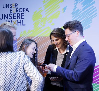 Am 18. April 2024 nahm Bundesministerin Karoline Edtstadler (m.r.) an der Diskussionsveranstaltung „Unser Europa. Unsere Wahl“ in Villach teil.
