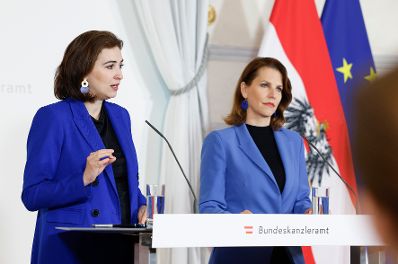 Am 24. April 2024 nahmen Bundesministerin Karoline Edtstadler (r.) und Bundesministerin Alma Zadić (l.) am Pressefoyer nach dem Ministerrat teil.