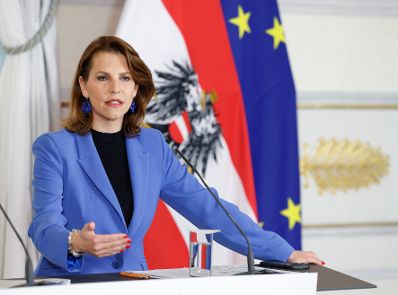Am 24. April 2024 nahmen Bundesministerin Karoline Edtstadler (im Bild) und Bundesministerin Alma Zadić am Pressefoyer nach dem Ministerrat teil.