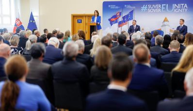 Am 2. Mai 2024 reiste Bundesministerin Karoline Edtstadler zur Konferenz „20 years of Slovakia’s membership in the EU“ in Bratislava. Im Bild bei der Eröffnung.