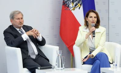 Am 27. Mai 2024 nahm Bundesministerin Karoline Edtstadler (r.) an der Fachtagung „Wir bauen auf Europa“ teil. Im Bild mit Johannes Hahn (l.), EU-Kommissar für Haushalt und Verwaltung.