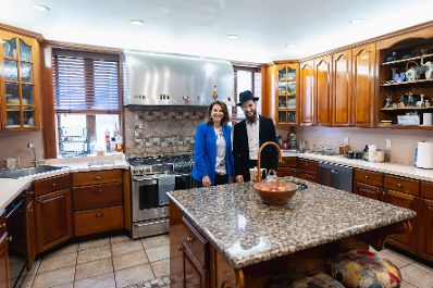 Am 16. Juli 2024 reiste Bundesministerin Karoline Edtstadler (l.) zu einem mehrtägigen Arbeitsbesuch nach New York. Im Bild bei einem Arbeitsgepräch nach der Hassidic Walking Tour.