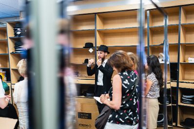 Am 16. Juli 2024 reiste Bundesministerin Karoline Edtstadler zu einem mehrtägigen Arbeitsbesuch nach New York. Im Bild bei der Hassidic Walking Tour.