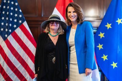 Am 16. Juli 2024 reiste Bundesministerin Karoline Edtstadler (r.) zu einem mehrtägigen Arbeitsbesuch nach New York. Im Bild bei der Übergabe von Staatsbürgerschaften nach §58c.