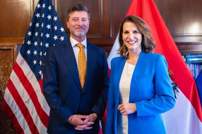 Am 16. Juli 2024 reiste Bundesministerin Karoline Edtstadler (r.) zu einem mehrtägigen Arbeitsbesuch nach New York. Im Bild beim Empfang mit der HLPF-Delegation und Wirtschaftsvertretern.