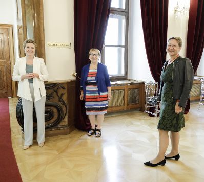 Am 30. Juni 2020 empfing Bundesministerin Susanne Raab Zeitzeuginnen zu einem Gespräch.