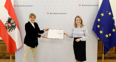 Am 23. Dezember 2020 verlieh Bundesministerin Susanne Raab (r.) den Käthe-Leichter-Staatspreis an Gabriele Zuna-Kratky (l.).