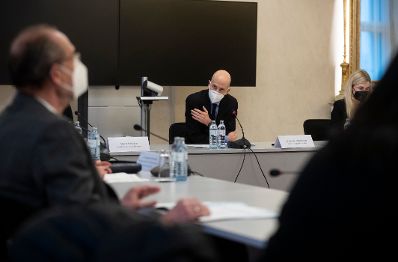 Am 10. Februar 2021 fand ein Roundtable der Taskforce Jugenbeschäftigung statt. Im Bild Bundesminister Heinz Faßmann (l.) und Bundesminister Martin Kocher (m.).