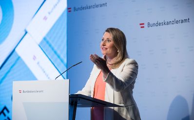 Am 10. Mai 2021 fand die Präsentation des 6. Österreichischen Familienberichts 2009-2019 „Neue Perspektiven - Familien als Fundament für ein lebenswertes Österreich“ statt. Im Bild Bundesministerin Susanne Raab.