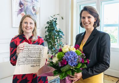 Am 08. September 2021 fand die Amtsübergabe durch Bundesministerin Karoline Edtstadler (r.) an Bundesministerin Susanne Raab (l.) statt.