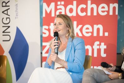 Am 16. September 2021 nahm Bundesministerin Susanne Raab (im Bild) am ZUSAMMEN:ÖSTERREICH Schulbesuch im Schulzentrum Ungargasse teil.
