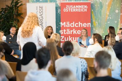 Am 16. September 2021 nahm Bundesministerin Susanne Raab (m.r.) am ZUSAMMEN:ÖSTERREICH Schulbesuch im Schulzentrum Ungargasse teil.