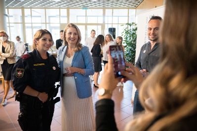 Am 16. September 2021 nahm Bundesministerin Susanne Raab (m.) am ZUSAMMEN:ÖSTERREICH Schulbesuch im Schulzentrum Ungargasse teil.