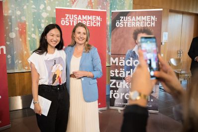 Am 16. September 2021 nahm Bundesministerin Susanne Raab (r.) am ZUSAMMEN:ÖSTERREICH Schulbesuch im Schulzentrum Ungargasse teil.