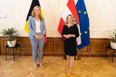 Am 20. September 2021 empfing Bundesministerin Susanne Raab (r.) die belgische Innenministerin Annelies Verlinden (l.) zu einem Gespräch.