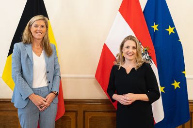 Am 20. September 2021 empfing Bundesministerin Susanne Raab (r.) die belgische Innenministerin Annelies Verlinden (l.) zu einem Gespräch.