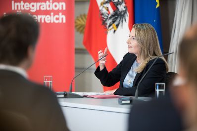 Am 28. September 2021 lud Bundesministerin Susanne Raab (im Bild) zu der Pressekonferenz "Österreich-Tour" und Gesprächsreihe "Integration vor Ort" mit Sozialwissenschaftler und Meinungsforscher Rudolf Bretschneider ein.