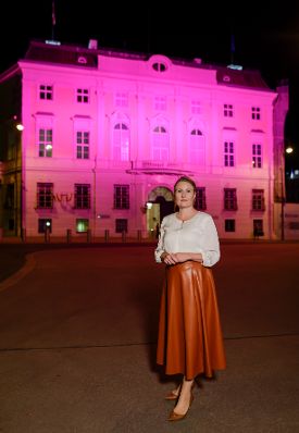 Ab dem 01. Oktober 2021 wird das Bundeskanzleramt Pink beleuchtet als Zeichen für das Monat der Brustkrebsvorsorge. Im Bild Bundesministerin Susanne Raab.