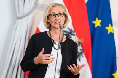 Am 1. Oktober 2021 gab Bundesministerin Susanne Raab gemeinsam mit Bundesminister Karl Nehammer und einer Vertreterin der Gewaltschutzzentren, Karin Gölly (im Bild) ein Statement zu Gewaltschutzzentren ab.
