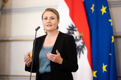 Im Bild Bundesministerin Susanne Raab beim Doorstep vor dem Ministerrat am 6. Oktober 2021.