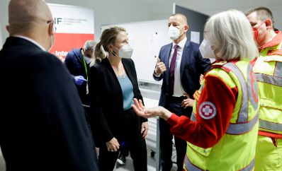 Am 6. Oktober 2021 besuchte Bundesministerin Susanne Raab (2.v.l.) die Impfstrasse im Österreichischer Integrationsfonds Wien.