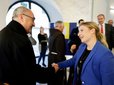 Am 8. Oktober 2021 besuchte Bundesministerin Susanne Raab (r.) im Rahmen ihres Bundesländertags in der Steiermark die Konferenz Familie und Arbeit.
