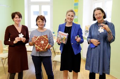 Am 8. Oktober 2021 besuchte Bundesministerin Susanne Raab (m.r.) im Rahmen ihres Bundesländertags in der Steiermark die Einrichtung Rainbows Österreich.