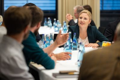 Am 21. Oktober 2021 nahm Bundesministerin Susanne Raab (im Bild) im Zuge der "Österreich-Tour" an der Gesprächsreihe "Integration vor Ort" teil.