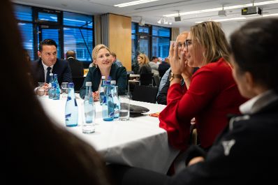 Am 21. Oktober 2021 nahm Bundesministerin Susanne Raab (2.v.l.) im Zuge der "Österreich-Tour" an der Gesprächsreihe "Integration vor Ort" teil.