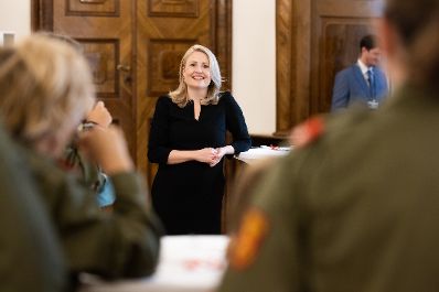 Am 26. Oktober 2021 empfing Bundesministerin Susanne Raab (im Bild) eine Gruppe junger Feuerwehrleute im Bundeskanzleramt.
