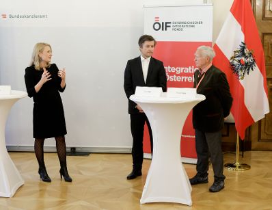 Am 2. November 2021 verlieh Bundesministerin Susanne Raab (l.) gemeinsam mit Gunnar Prokop (r.) und dem ÖIF-Direktor Franz Wolf (m.) das Liese Prokop Stipendium an Studierende.