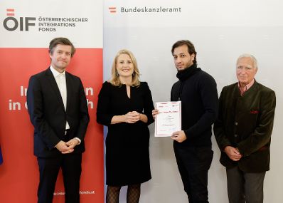 Am 2. November 2021 verlieh Bundesministerin Susanne Raab (m.l.) gemeinsam mit Gunnar Prokop (r.) und dem ÖIF-Direktor Franz Wolf (l.) das Liese Prokop Stipendium an Studierende.