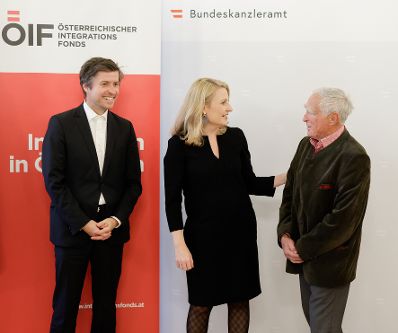 Am 2. November 2021 verlieh Bundesministerin Susanne Raab (m.) gemeinsam mit Gunnar Prokop (r.) und dem ÖIF-Direktor Franz Wolf (l.) das Liese Prokop Stipendium an Studierende.