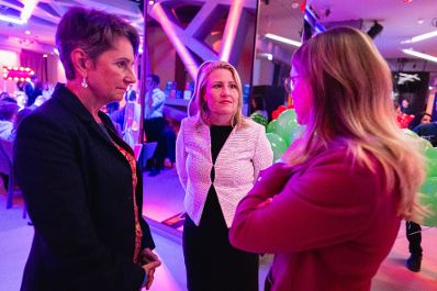 Am 03. November 2021 war Bundesministerin Susanne Raab (m.) bei der Verleihung der MINT Girls Awards. Im Bild mit Bundesministerin Margarete Schramböck (r.) und der Vizepräsidentin der Industriellenvereinigung, Sabine Herlitschka (l.).