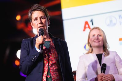 Am 03. November 2021 war Bundesministerin Susanne Raab (r.) bei der Verleihung der MINT Girls Awards. Im Bild mit der Vizepräsidentin der Industriellenvereinigung, Sabine Herlitschka (l.).