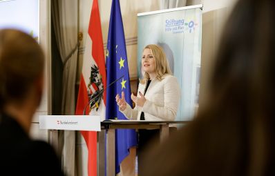 Am 4. November 2021 eröffnete Bundesministerin Susanne Raab (im Bild) die Verleihung des „Plan Medienpreis für Kinderrechte“ im Bundeskanzleramt.